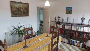 a room with a book shelf filled with books at Belle maison 140 m2 à 15 mn de la mer Montpellier in Teyran