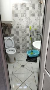 ein Badezimmer mit Toilette und Waschbecken in der Unterkunft Beso's in Mestia