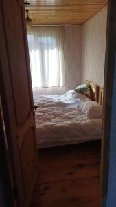 ein Schlafzimmer mit einem Bett und einem Fenster in der Unterkunft Beso's in Mestia