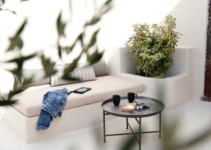 Posezení v ubytování Arxegono Cave Houses Santorini