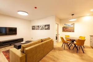 una sala de estar con un sofá y una mesa en Cozy apartment in the old town of Klaipėda on the first floor with free parking, en Klaipėda