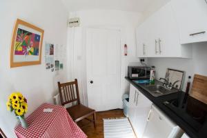 Kuchyň nebo kuchyňský kout v ubytování Dublin 6 Rathgar easy access to downtown