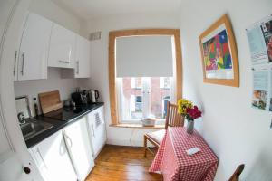 Kuchyň nebo kuchyňský kout v ubytování Dublin 6 Rathgar easy access to downtown