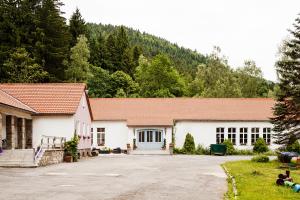 ein großes weißes Gebäude mit rotem Dach in der Unterkunft Ferienpark Thüringer Wald in Schalkau