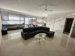 Posezení v ubytování Tuggeranong Short Stay #06C - Sleeps 6