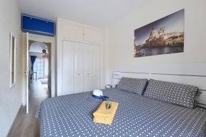 a bedroom with a bed with a hat on it at Patio Andaluz a 100 metros de la playa in Fuengirola