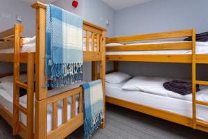 Bunk bed o mga bunk bed sa kuwarto sa Howgills House Hotel