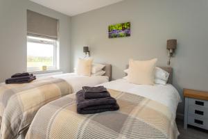 Una cama o camas en una habitación de Howgills House Hotel