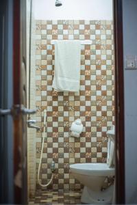 y baño pequeño con aseo y ducha. en GOHO Rooms Badar, en Karachi