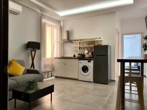 a living room with a washer and dryer at Casa Citro in Salerno
