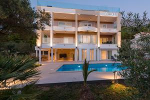Πισίνα στο ή κοντά στο Luxury Apartments Promajna