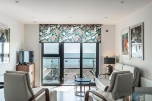 Beachside: New two bedroom apartment with parking 휴식 공간