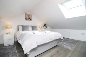 Un dormitorio blanco con una cama grande y una ventana en Cardiff Private Double Room with Shared Bathroom Wi-Fi And Free On-Street Parking, en Cardiff