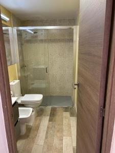 a bathroom with a toilet and a sink and a shower at Casita bonita in Las Palmas de Gran Canaria