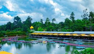 ein Bahnhof auf einem Fluss mit Booten im Wasser in der Unterkunft Bouasavan Hotel and Garden in Savannakhet