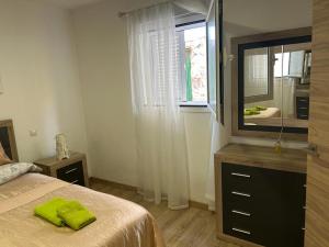 a bedroom with a bed and a large mirror at Casita bonita in Las Palmas de Gran Canaria