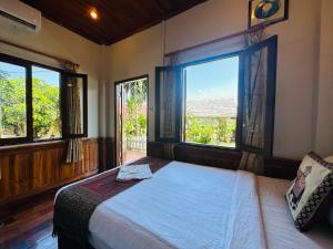 Giường trong phòng chung tại Kingkham Riverside Hotel