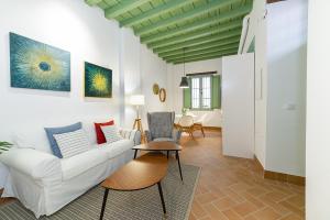- un salon avec un canapé blanc et une table dans l'établissement Veoapartment Cantabria, à Séville