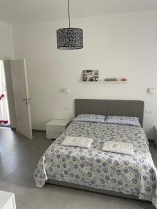 - une chambre avec un lit et une lampe pendant dans l'établissement Deluxe Apartment Self Check in Parking, à Gênes