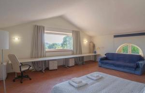 - un salon avec un canapé bleu et une fenêtre dans l'établissement Villa Profumo, à Campagnano di Roma