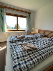 1 dormitorio con 2 camas y toallas. en Horská bouda Schmitke výhled Klínovec, en Jáchymov
