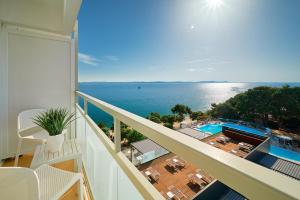 a balcony with a view of the ocean at Hotel Pinija in Petrcane