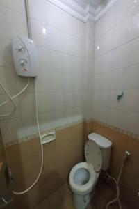OYO 93202 Pentagon Homestay Syariah في سورابايا: حمام صغير مع مرحاض ودش