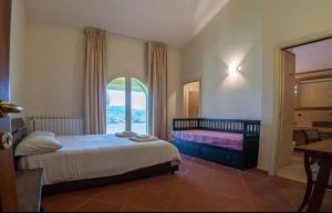 - une chambre avec un lit et une fenêtre dans l'établissement Villa Profumo, à Campagnano di Roma