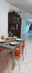 una mesa de comedor con sillas y platos. en Le Querce, en Querce