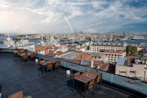 uitzicht op de stad vanaf het dak van een gebouw bij Demiray Hotel Old City in Istanbul