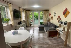 uma sala de estar com uma mesa e um sofá em Grove flat - two bedroom flat in central Dunstable em Dunstable