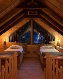 Tempat tidur dalam kamar di Dağ Evi 2