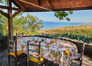 - une table avec vue sur l'océan dans l'établissement Saint Leu - Chambre 3 épis avec PDJ piscine en pleine nature vue mer - Bardzour, à Saint-Leu