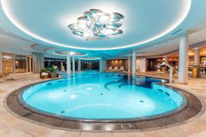 Piscina di Trofana Royal 5-Sterne Superior Resort o nelle vicinanze