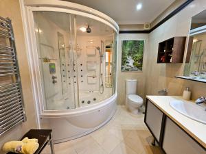 La salle de bains est pourvue d'une douche, de toilettes et d'un lavabo. dans l'établissement Luxury House Relax - Alojamientos La Torre, à Torre del Mar