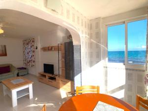 sala de estar con vistas al océano en Spanish Connection - Oasis, en La Manga del Mar Menor