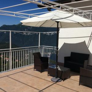 Rõdu või terrass majutusasutuses Cadorna Chalet