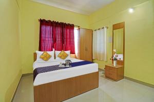 Un dormitorio con una cama grande y una ventana en SPOT ON 70112 Sri Saptagiri Bording Lodging, en Bangalore