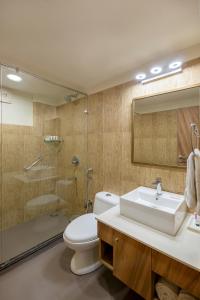 uma casa de banho com um WC, um lavatório e um chuveiro em Sterling Nainital em Nainital