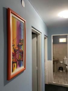 un cuadro colgado en una pared en un baño en "Edificio Don Luis" en Bajada Vieja en Posadas