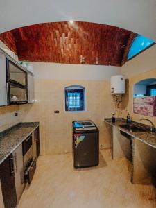 uma cozinha com um lavatório e um frigorífico em قرية تونس السياحية em Tunis