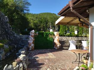 - une terrasse avec un bouquet de ballons, une table et des chaises dans l'établissement Complex Praveshki Hanove, à Pravets