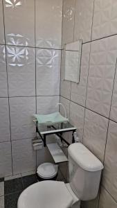 małą łazienkę z toaletą i umywalką w obiekcie Saymon Hotel w mieście Portel