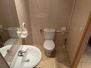 uma casa de banho com um WC e um lavatório em Hostal Restaurant El Poligono em Valência