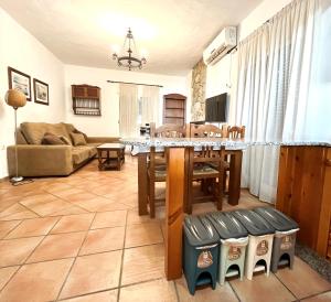 - un salon avec une table et un canapé dans l'établissement Fuente del Gallo Nomada, à Conil de la Frontera