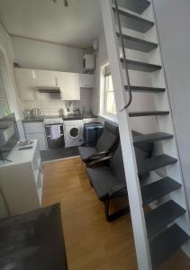 uma escada numa cozinha com uma escada em Quirky Studio Camden em Londres
