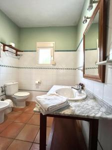 La salle de bains est pourvue d'un lavabo et de toilettes. dans l'établissement Fuente del Gallo Nomada, à Conil de la Frontera