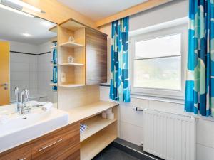 Ένα μπάνιο στο Apartment Rupertus-3 by Interhome