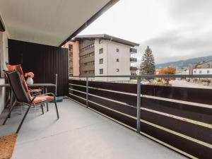 einen Balkon mit einem Tisch, einem Stuhl und Aussicht in der Unterkunft Apartment Sepp by Interhome in Bad Hofgastein