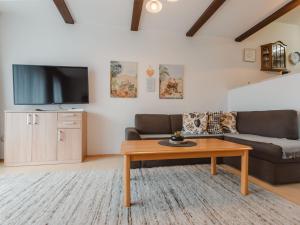 شقة سونينابارتيمنتس في باد هوفغاستين: غرفة معيشة مع أريكة وطاولة قهوة